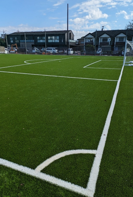 MalvernCollegeTokyoの人工芝施工中の写真