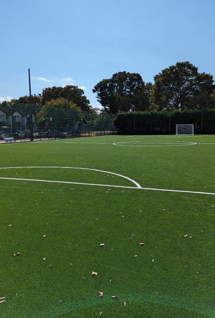 MalvernCollegeTokyoの人工芝施工中の写真