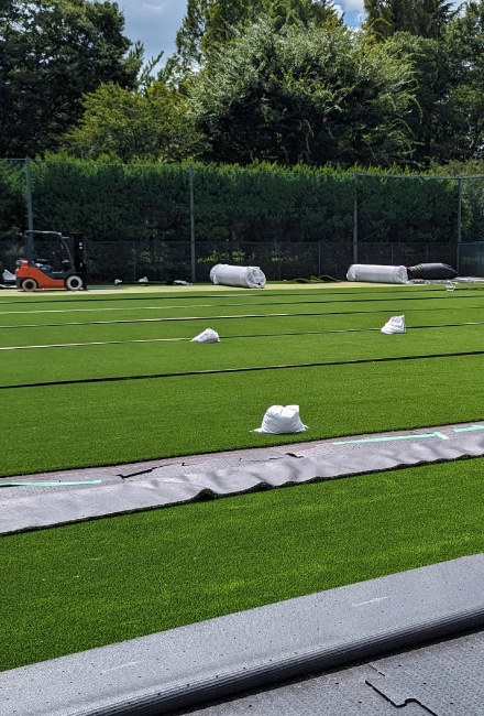 MalvernCollegeTokyoの人工芝施工中の写真