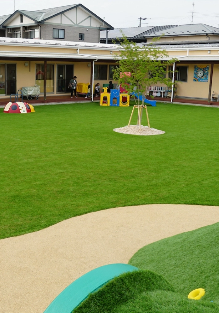 宮城県大崎市の虹の精認定こども園の人工芝