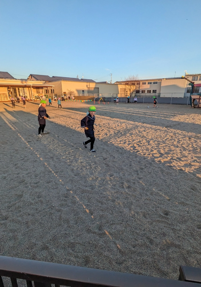 宮城県大崎市の虹の精認定こども園の人工芝の施工前