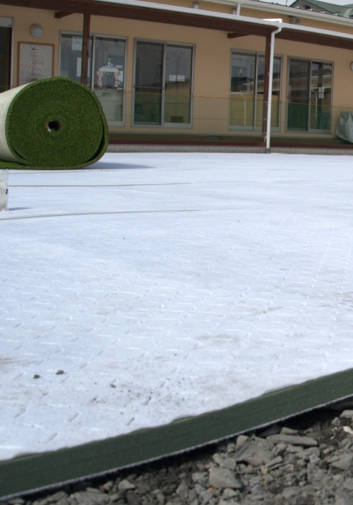 宮城県大崎市の虹の精認定こども園の人工芝の施工中