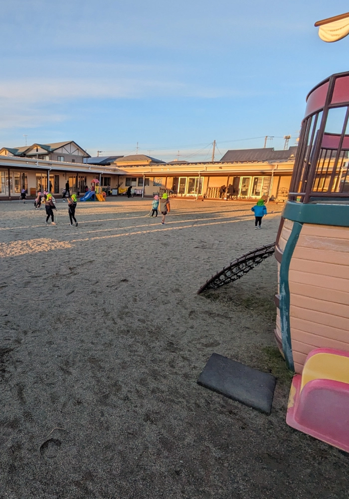 宮城県大崎市の虹の精認定こども園の人工芝の施工前