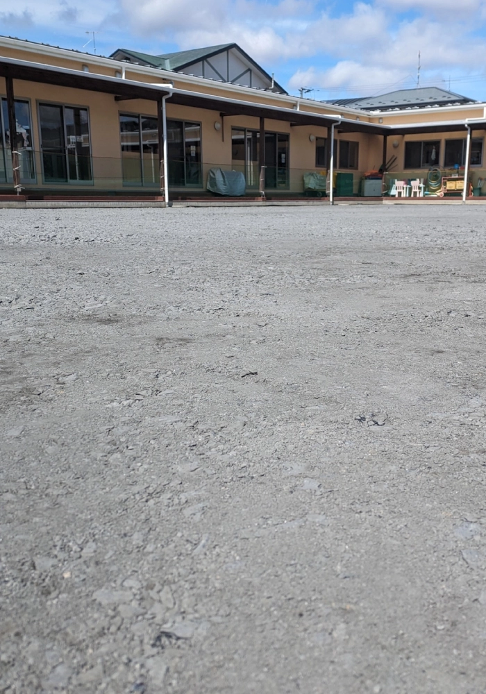 宮城県大崎市の虹の精認定こども園の人工芝の施工中