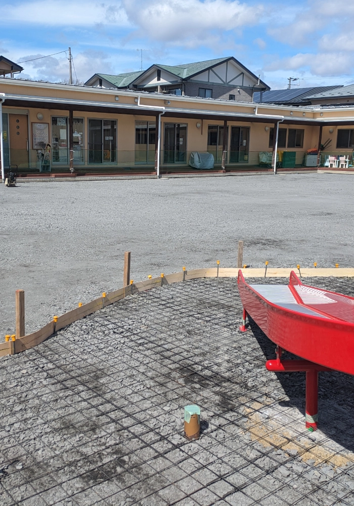 宮城県大崎市の虹の精認定こども園の人工芝の施工中