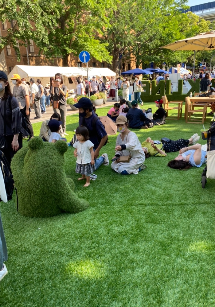 tvk かながわMIRAIストリートの人工芝で遊ぶ子供